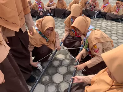 Ekskul pramuka (membuat simpul tandu)